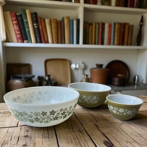 Vintage Pyrex Mixing Bowls – Set of 3 (Spring Blossom / Crazy Daisy Pattern)